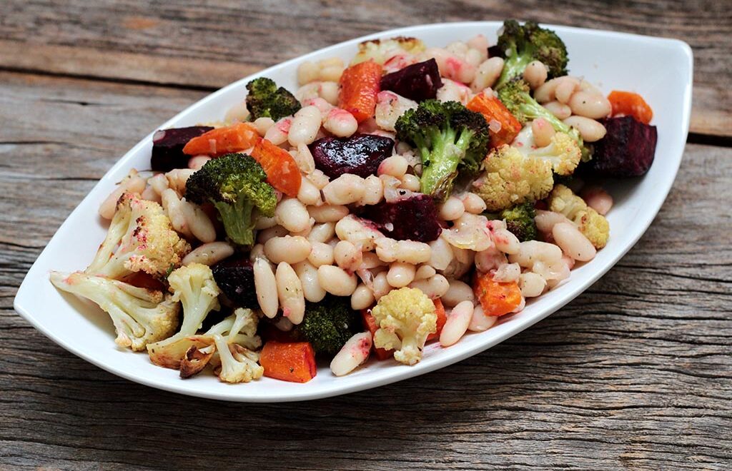 Salada de feijão branco com vegetais assados