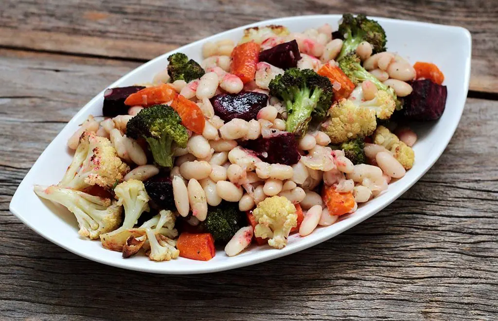 Salada de feijão branco com vegetais assados