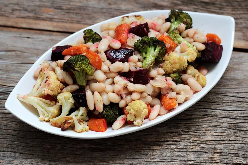 Salada de feijão branco com vegetais assados - Mel e Pimenta