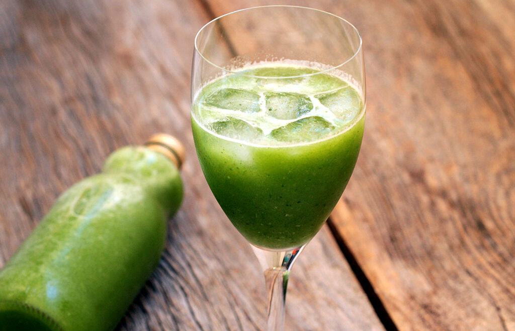 Suco verde de abacaxi com pepino japonês e couve