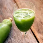 Suco verde de abacaxi com pepino japonês e couve