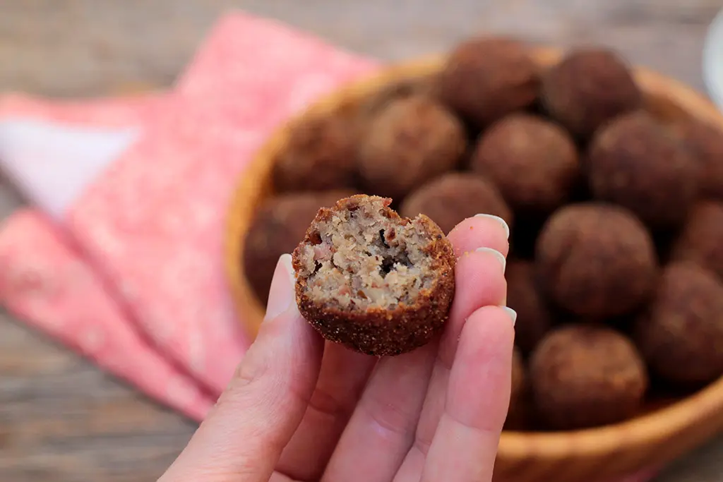 Bolinho de carne assada e nozes