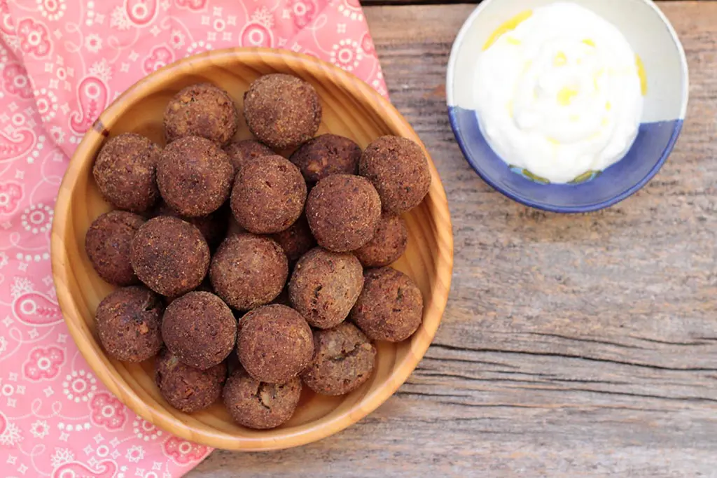 Bolinho de carne assada e nozes