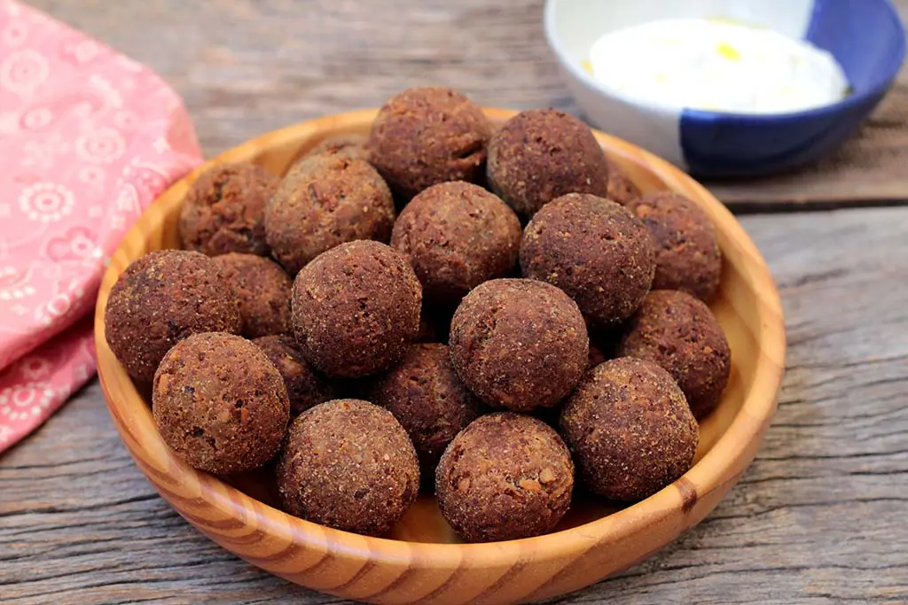 Bolinho de carne assada e nozes