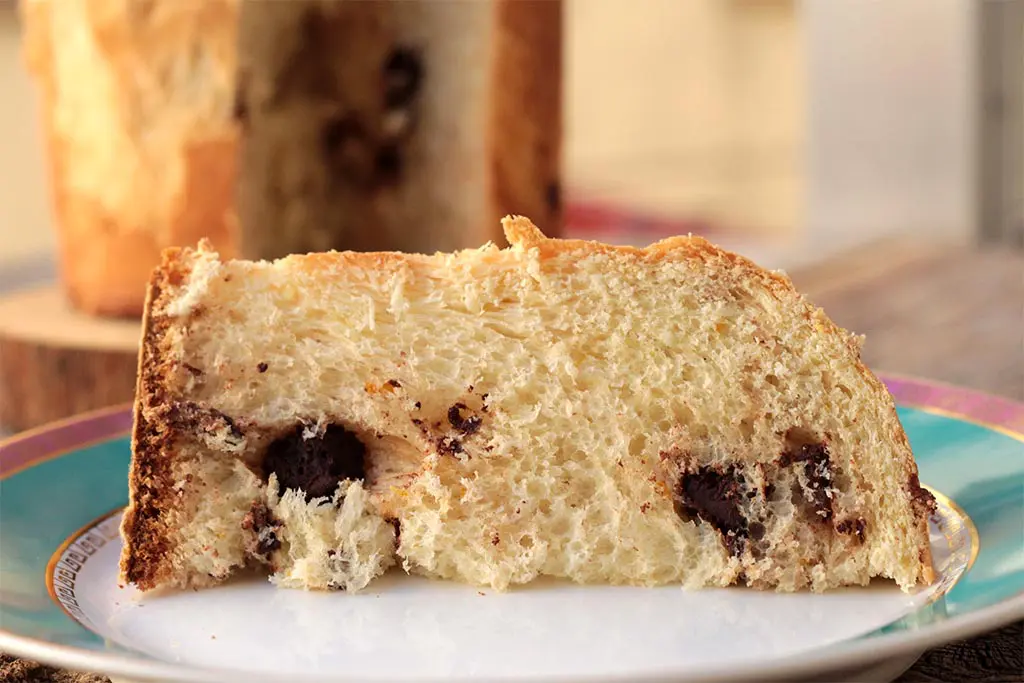 Panetone de chocolate caseiro - Sem lactose -Eu sempre achei que fazer panetones em casa fosse muito complicado, afinal de contas, muitas receitas e técnicas são tão complexas que nos fazem desistir, mas para esse Natal, eu prometi para mim mesma, que iria me arriscar mais e sair em busca de boas receitas. Foi uma bela surpresa descobrir que posso fazer um bom panetone caseiro. O primeiro teste foi com a receita de Panetone caseiro e agora um desafio ainda maior, preparei um panetone de chocolate caseiro, o famoso chocotone, mas fiz sem lactose.