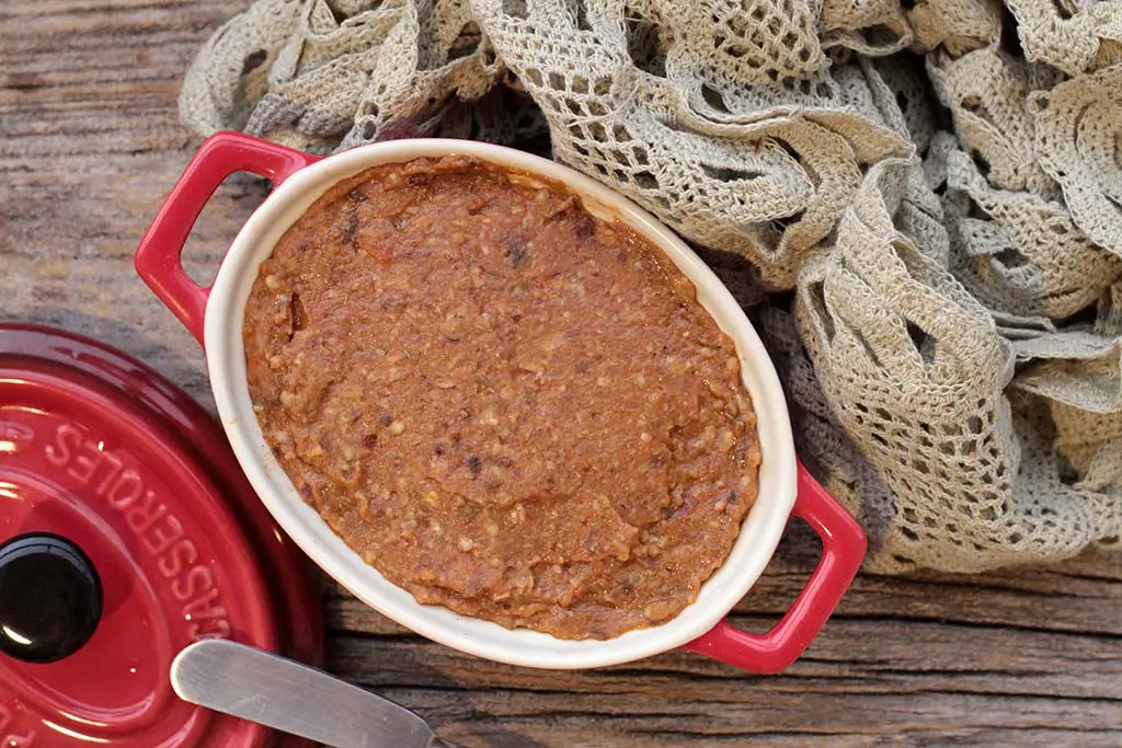 Pasta de berinjela com tomates assados e nozes