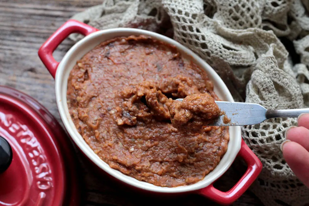 Pasta de berinjela com tomates assados e nozes