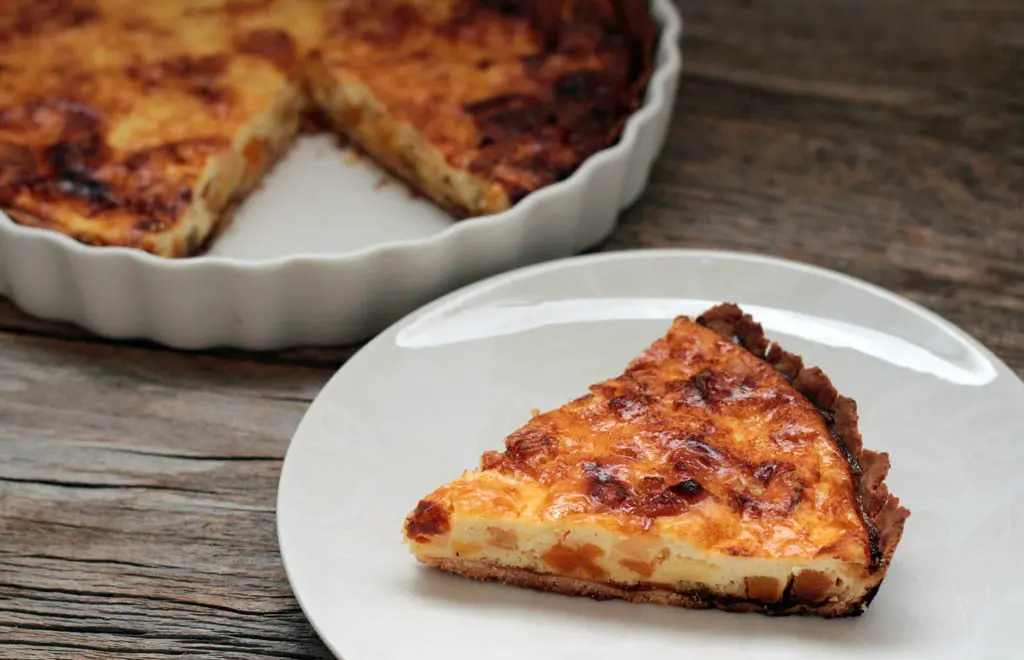 Quiche de damasco com queijo brie