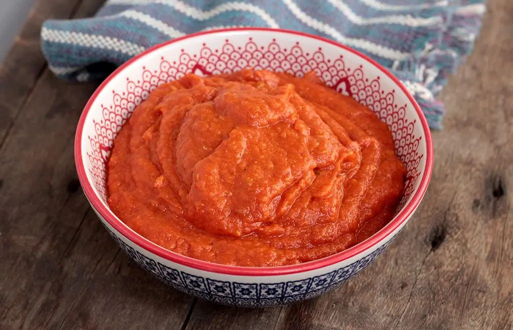 Molho de tomate caseiro com alho e manjericão