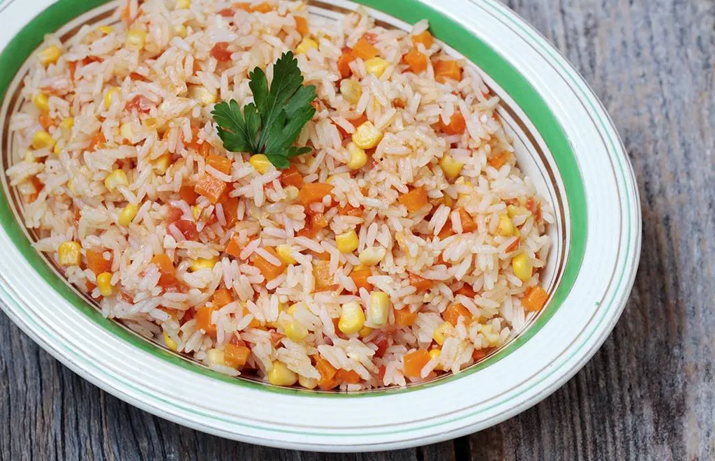Arroz com legumes simples e delicioso