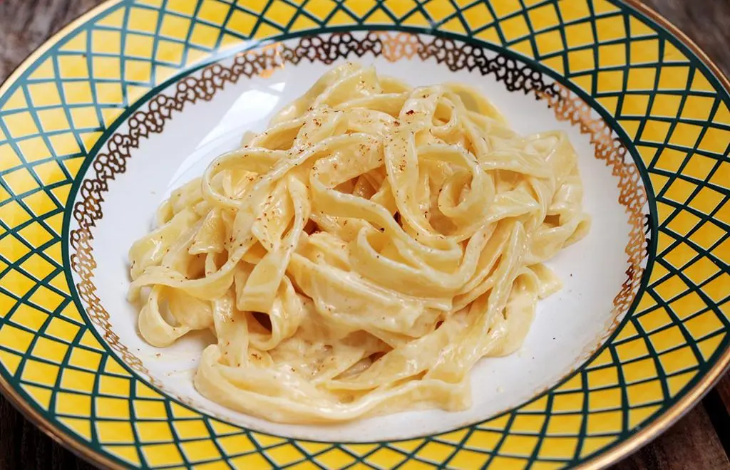 Fettuccine ao molho Alfredo – Pronto em minutos