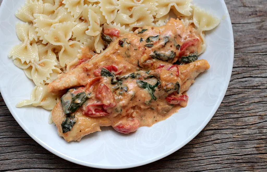 Filé de frango ao molho cremoso com espinafre