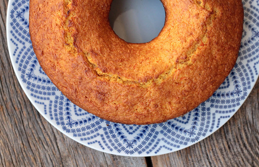 Bolo de cenoura com coco e toque de limão