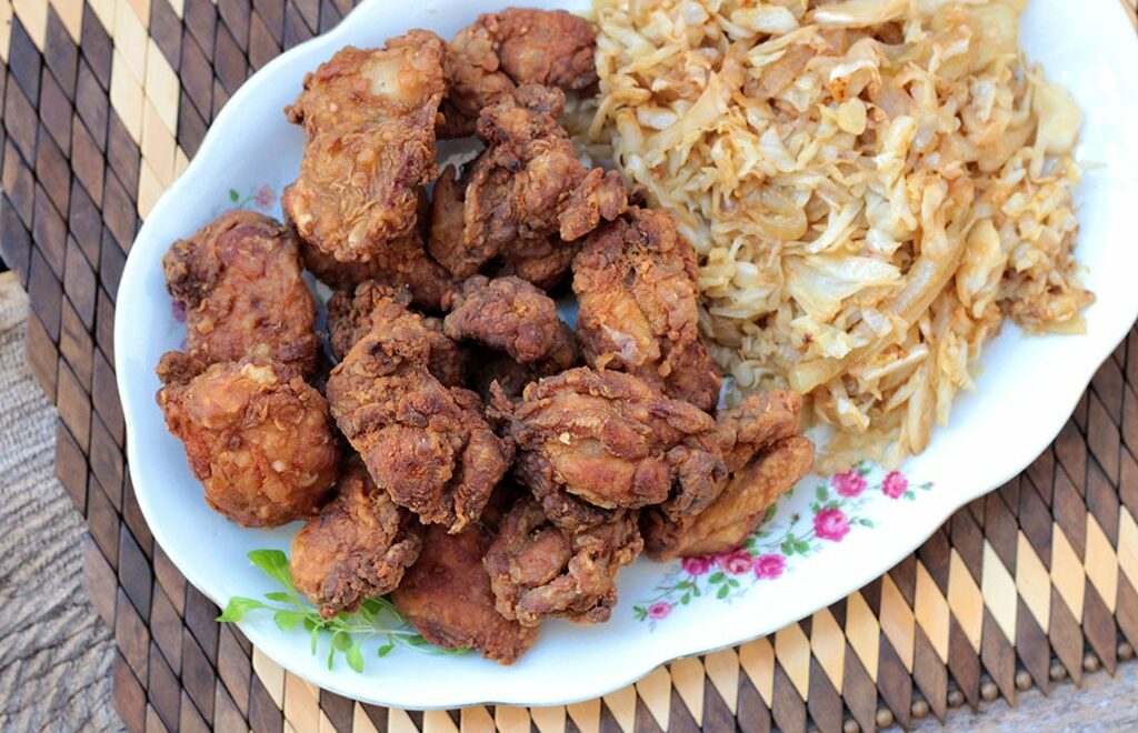 Frango frito com gengibre e repolho refogado