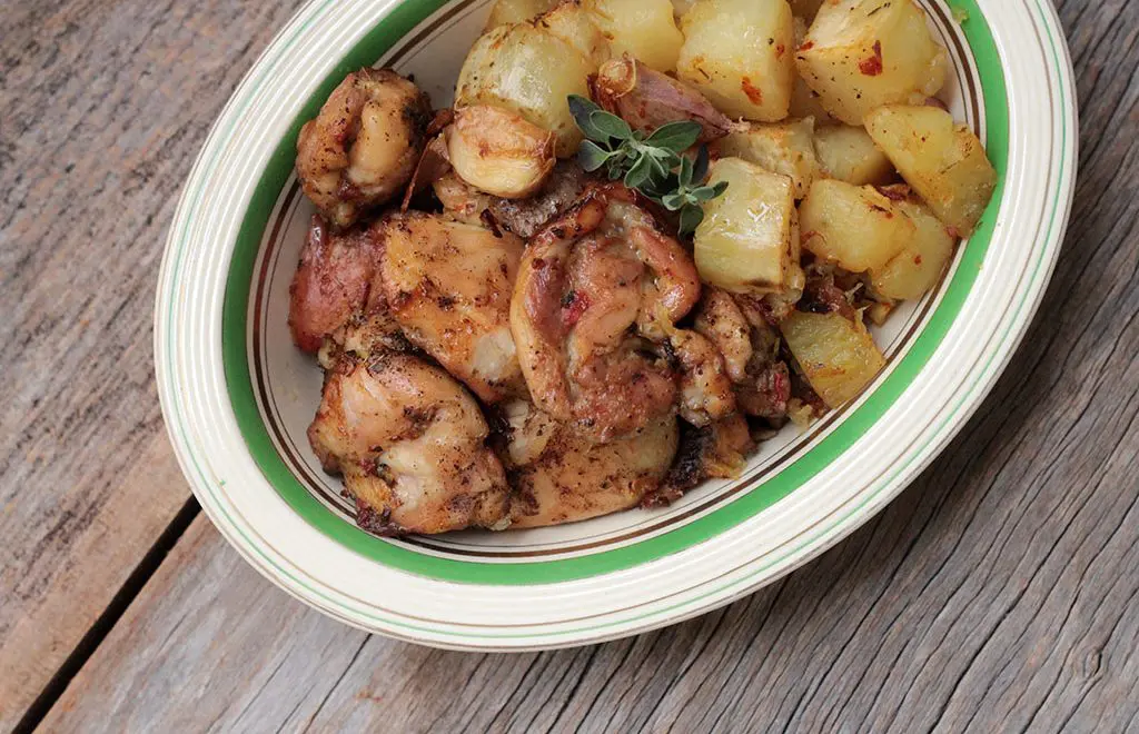 Sobrecoxas de frango assadas com batata-doce