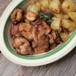 Sobrecoxas de frango assadas com batata-doce