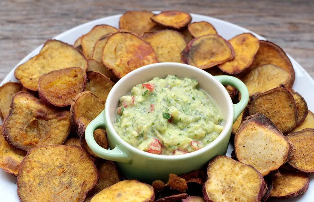 Batata-doce picante servida com guacamole