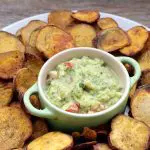 Batata-doce picante servida com guacamole