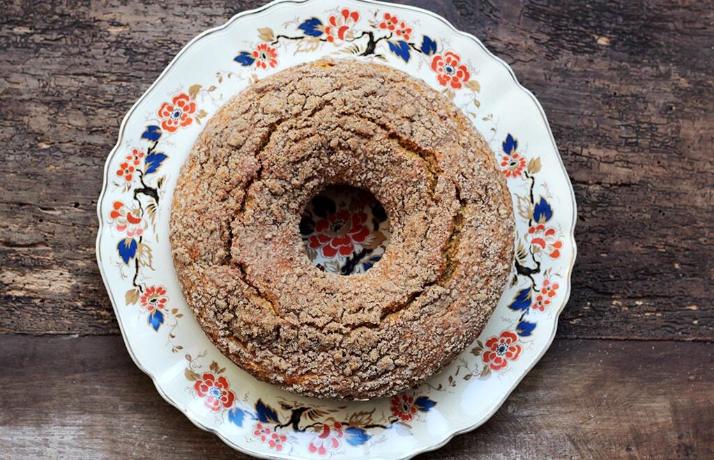 Bolo de abóbora com iogurte e coco | Com farofa crocante