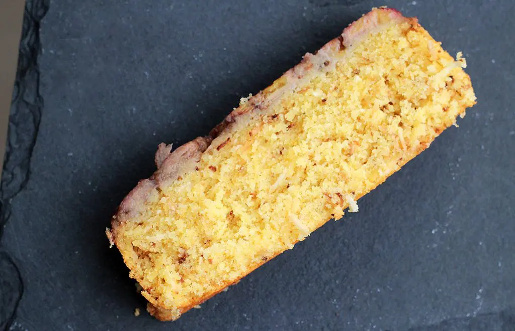 Bolo de fubá com coco e cobertura de banana