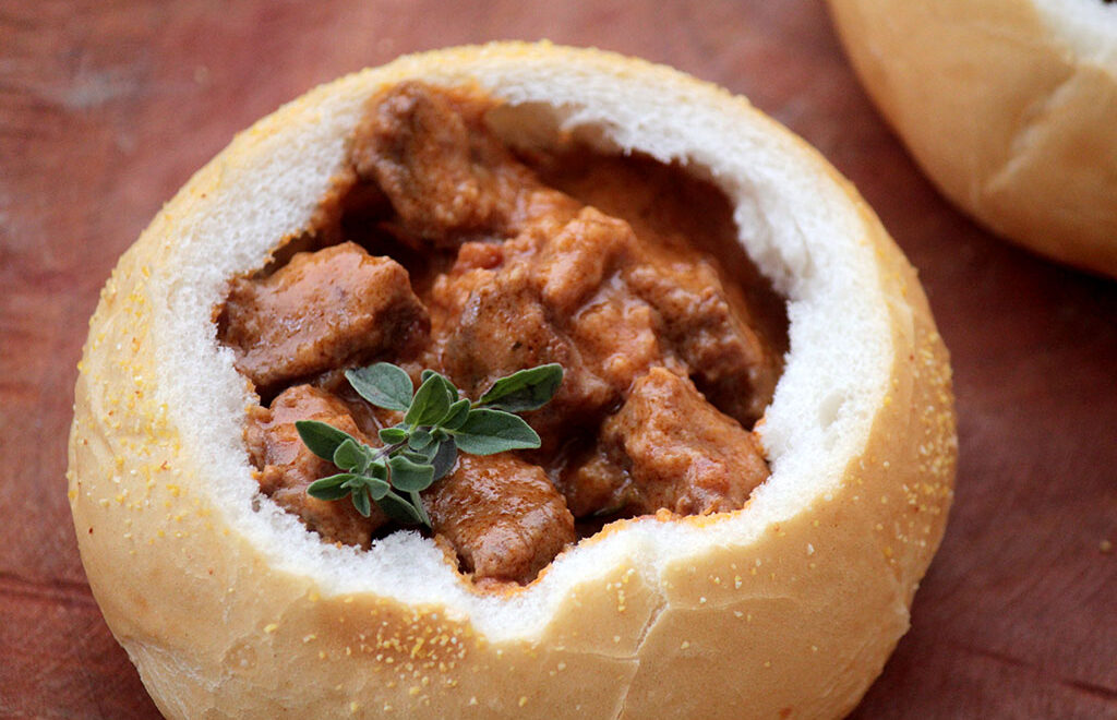 Carne no pão com molho de cerveja