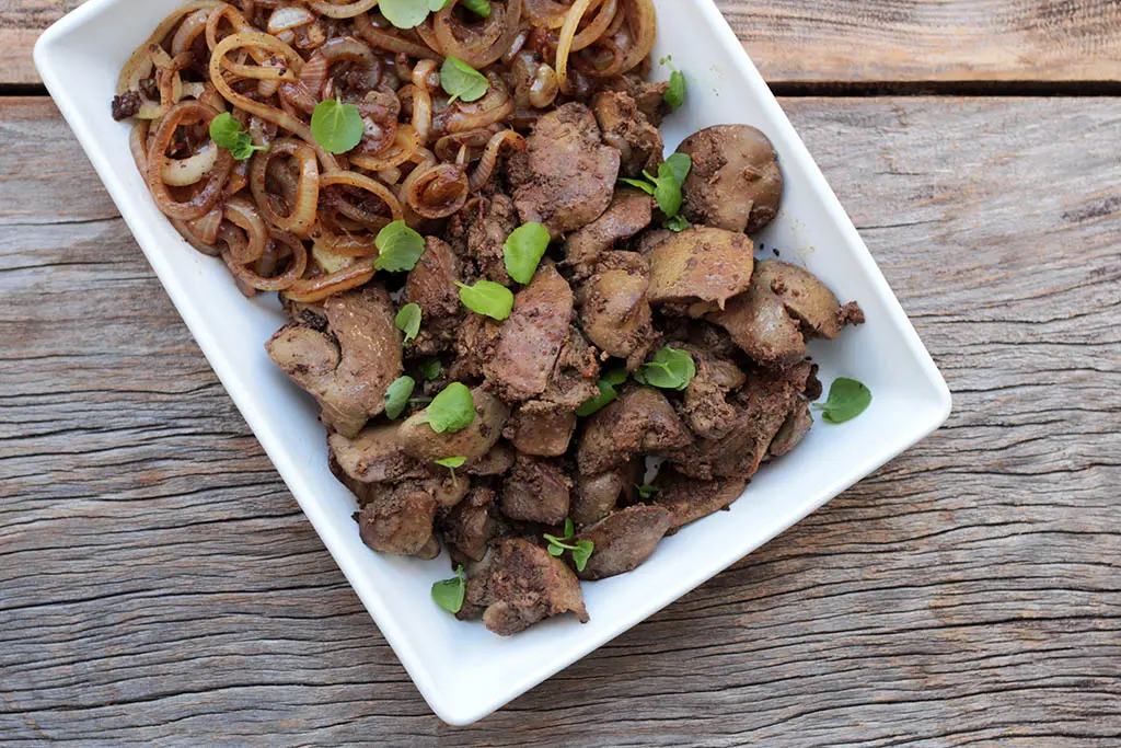 Fígado de boi acebolado - muito macio e saboroso