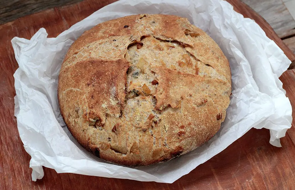Pão integral com cebola caramelizada e gorgonzola