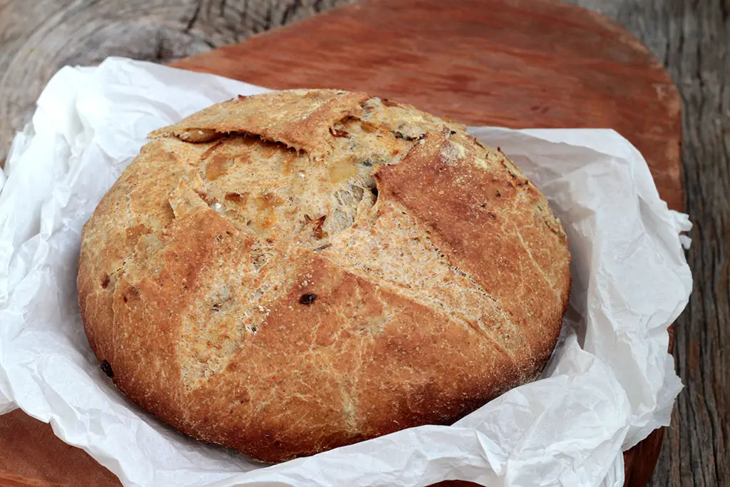 Pão integral com cebola caramelizada e gorgonzola