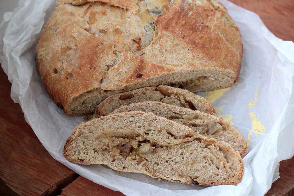 Pão integral com cebola caramelizada e gorgonzola