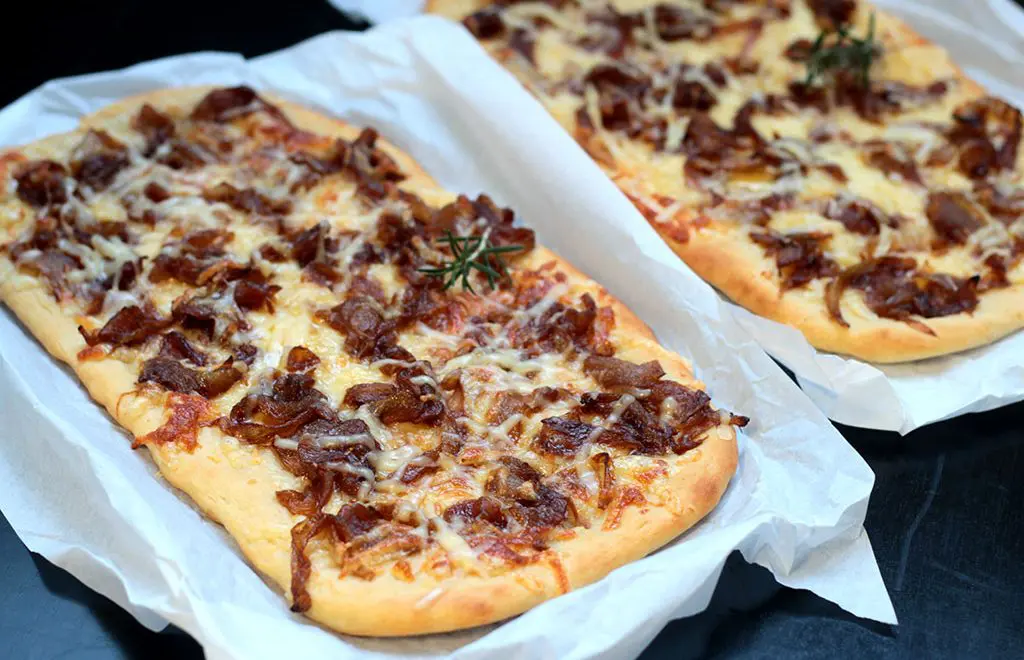 Pizza de cebola caramelizada – Faça em casa
