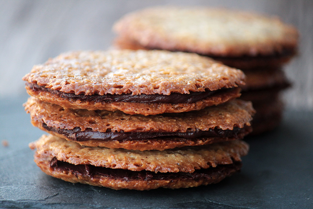 Biscoitos crocantes de avelã | Recheados com chocolate