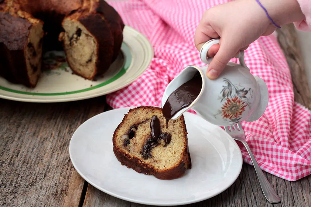 Bolo de banana com recheio de chocolate e castanhas