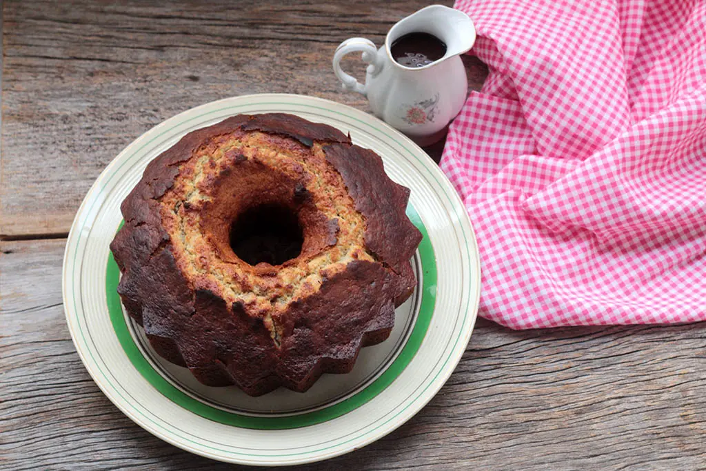 Bolo de banana com recheio de chocolate e castanhas