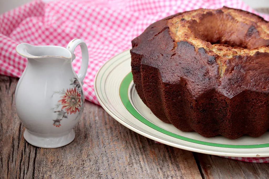 Bolo de banana com recheio de chocolate e castanhas