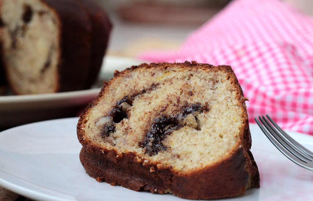 Bolo de banana com recheio de chocolate e castanhas