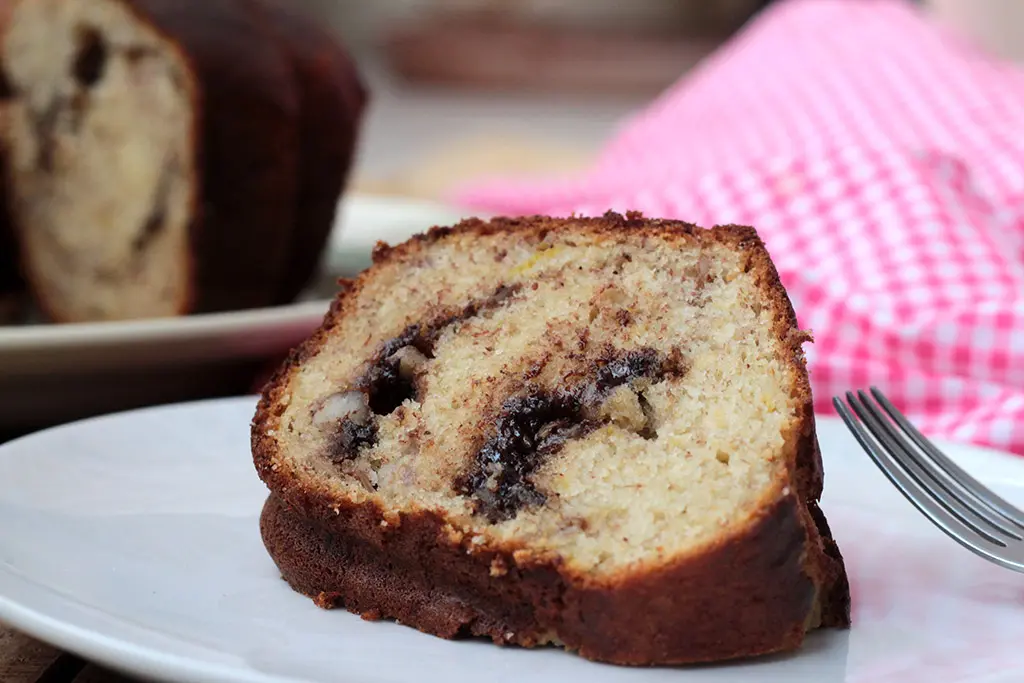 Bolo de banana com recheio de chocolate e castanhas