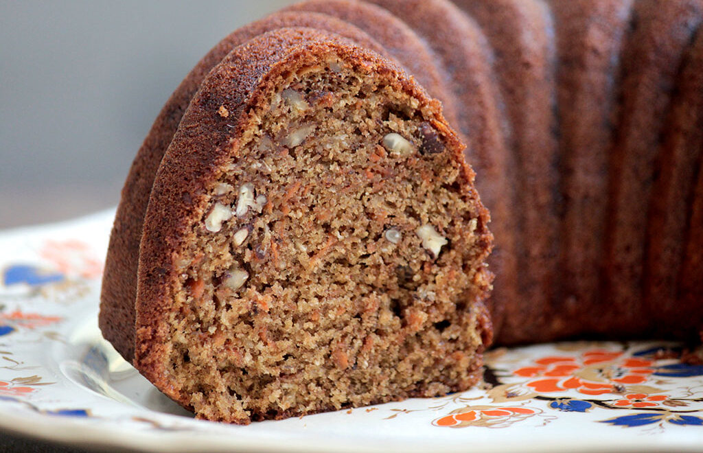 Bolo integral de cenoura com nozes e coco