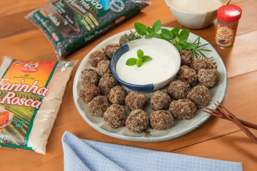 Bolinho de carne com feijão 