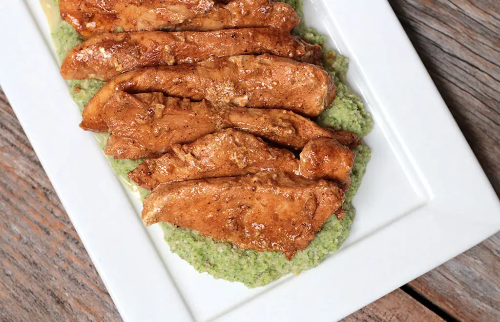 Filé de frango com iogurte e pesto de brócolis