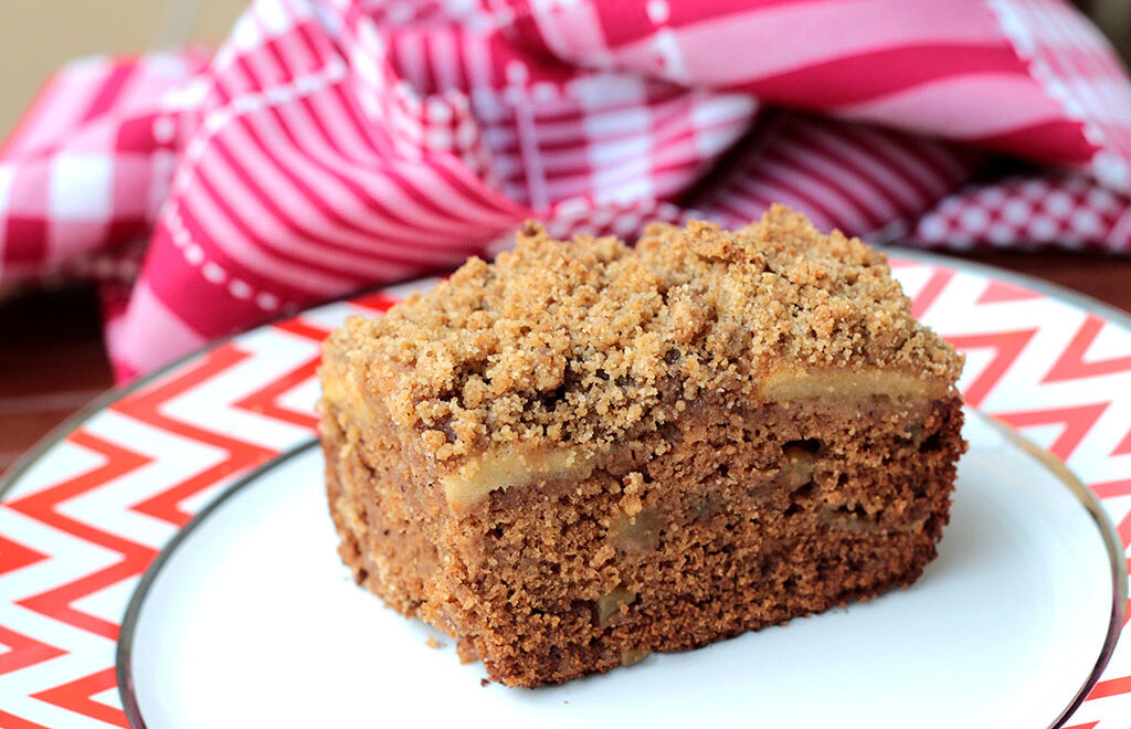 Bolo de maçã e canela com farofa crocante
