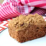 Bolo de maçã e canela com farofa crocante