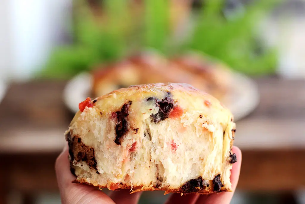 Pão doce de chocolate com cereja