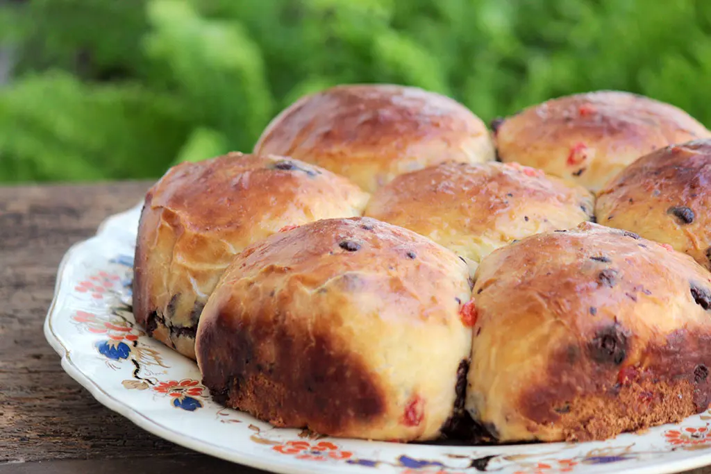 Pão doce de chocolate com cereja