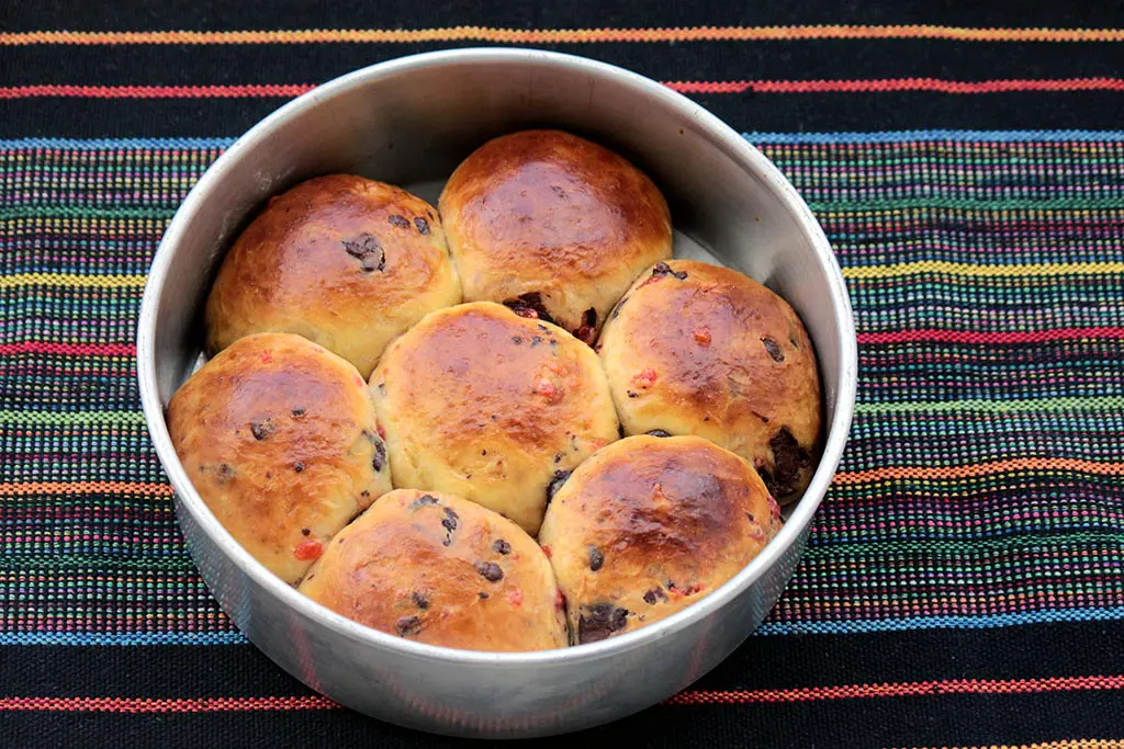 Pão doce de chocolate com cereja