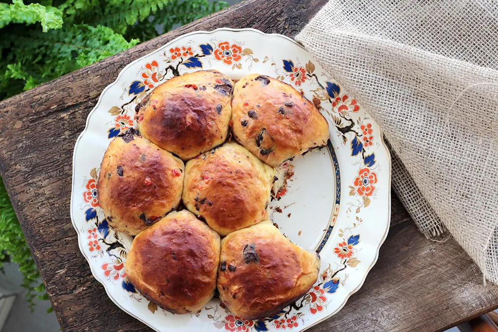 Pão doce de chocolate com cereja