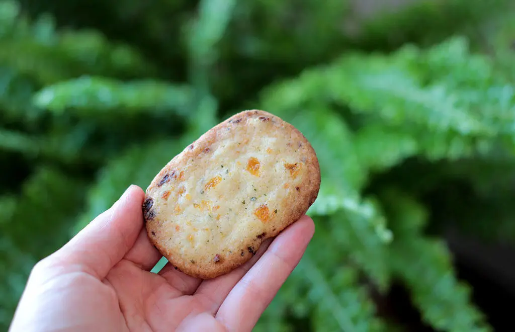 Biscoito amanteigado de damasco e manjericão