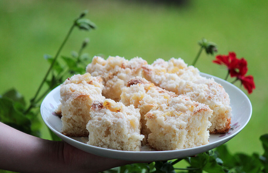 Cuca alemã de abacaxi e coco | Receita Prática