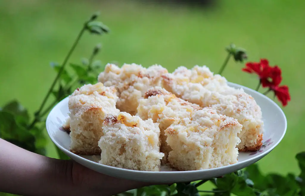 Cuca alemã de abacaxi e coco | Receita Prática