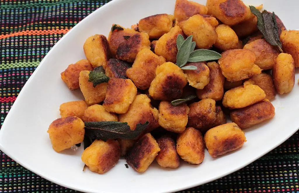 Nhoque de banana-da-terra grelhado na manteiga