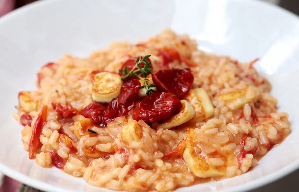 Risoto de tomate-cereja assado e queijo coalho